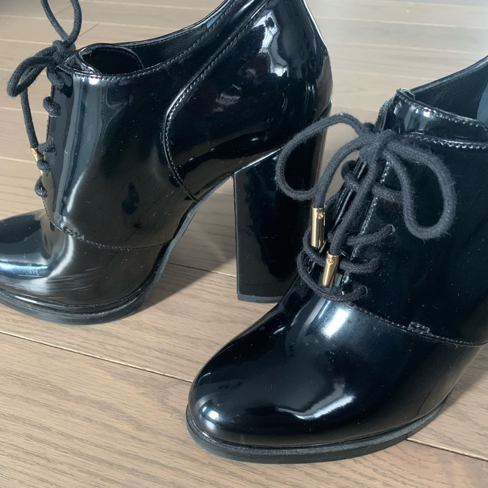 Guess shoes, 4 1/2 inch heels, lacquered black, excellent condition